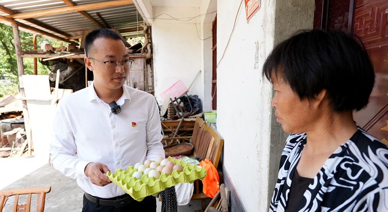 《黨旗飄飄》 桂元平：直播間里的“抖音”書記