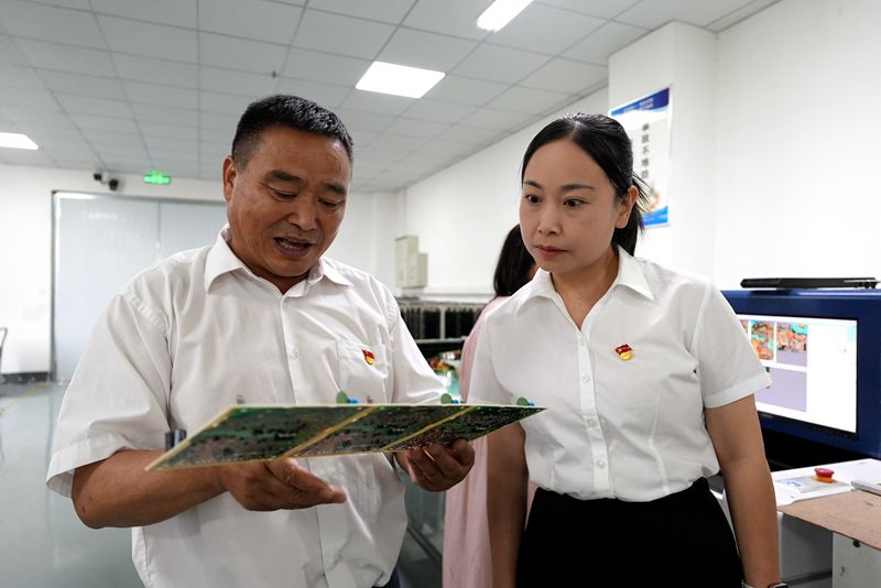 《黨旗飄飄》戢瑞:  為新興領(lǐng)域黨建工作注入“紅色動(dòng)力”