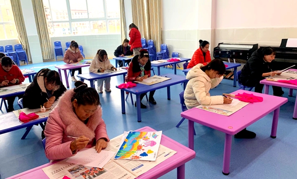 房縣青峰鎮中心幼兒園:妙筆生“畫” 畫出精彩