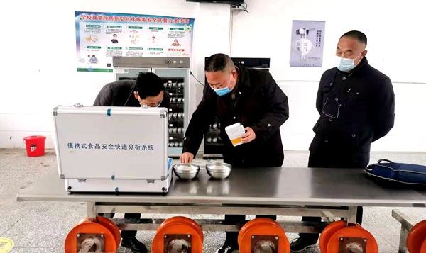 青峰市場監督管理局對沙河鄉中小學食堂炊具安進行專項檢測