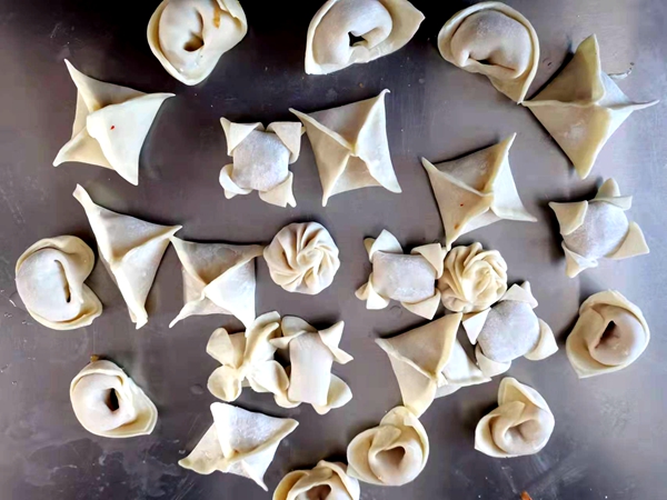 沙河初中開展"迎冬至 包餃子"活動