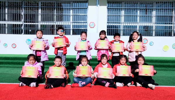 房縣青峰鎮中心幼兒園:“繩”彩飛揚 躍動健康