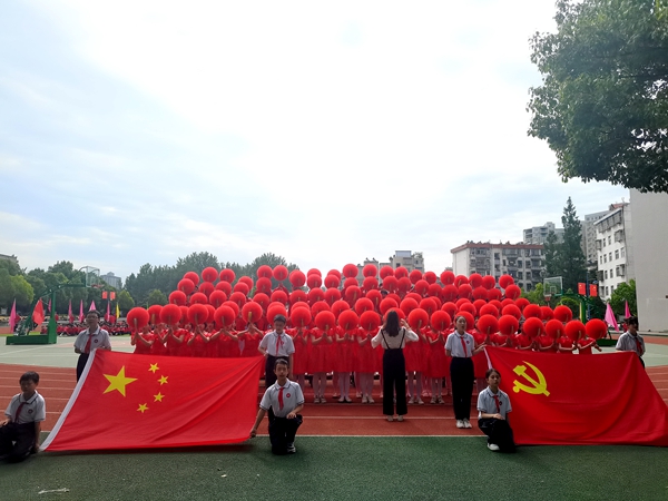 房縣實驗中學舉辦第十三屆春季紅色田徑運動會