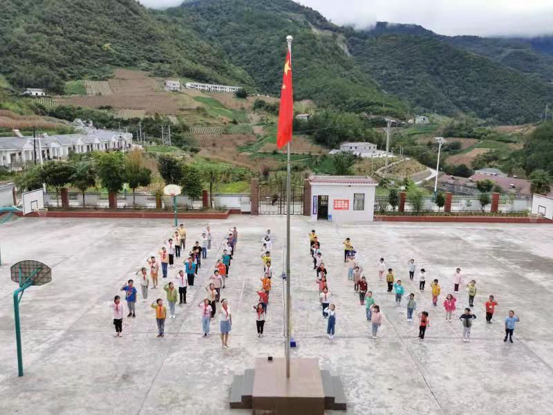 九道關坪小學:喜迎國慶 祝福祖國
