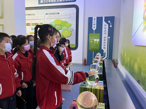 城關鎮八一希望小學開展“沉浸式”普法教育