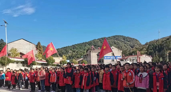 沙河鄉明德小學舉行了“紅領巾相約新時代“新隊員入隊儀式”