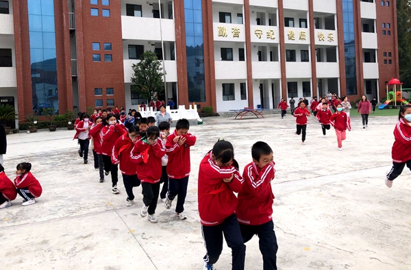 石堰河小學開展消防安全疏散演練活動