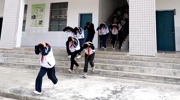 沙河初中開展“防震減災”應急疏散演練活動