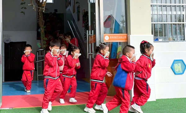 消防安全  從娃抓起