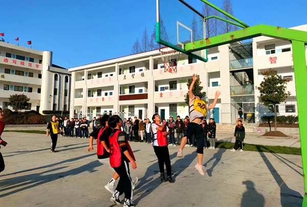 沙河初中：抗疫不放假 師生“籃”相約