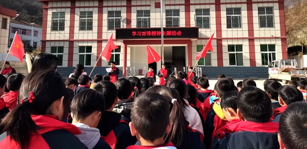 沙河鄉明德小學扎實開展“學雷鋒月”活動