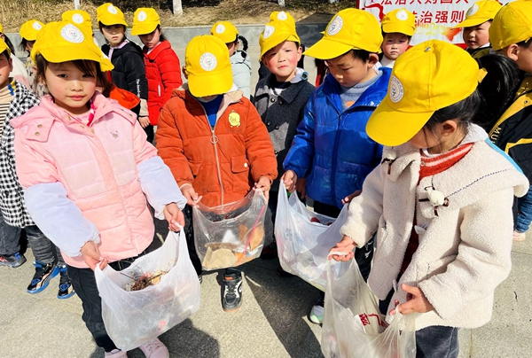 房縣青峰鎮中心幼兒園：學雷鋒愛家園，爭做環保小衛士
