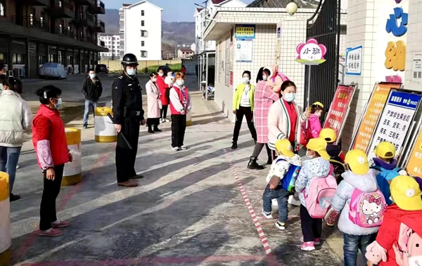 青峰鎮中心幼兒園“警校家”護學崗