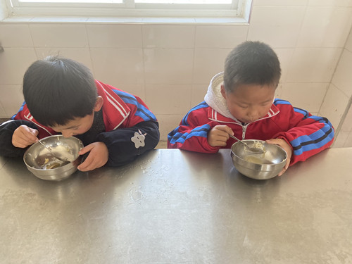 白鶴鎮長龍小學開展“倒飯倒菜不光榮，珍惜糧食好美德”主題教育