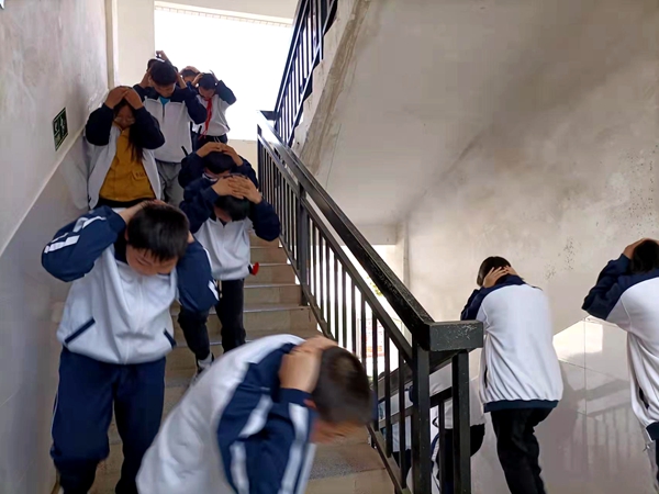 沙河鄉初級中學開展防震疏散演練活動