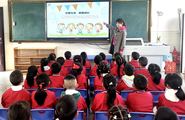 房縣青峰鎮中心幼兒園：預防踩踏，安全“童”行