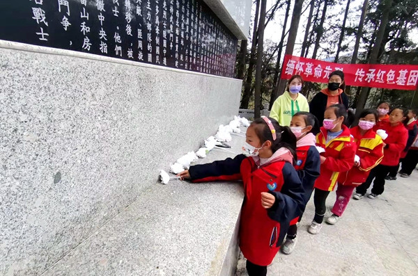 沙河鄉中小學舉行清明祭英烈紀念活動