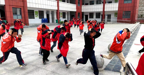 沙河鄉明德小學開展防震安全疏散演練