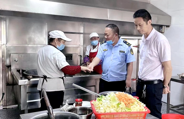 市場監督管理所對青峰鎮中心幼兒園檢查指導工作