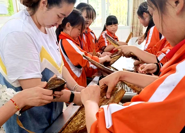 沙河鄉明德小學舉行“粽情粽意話端午”活動