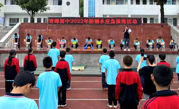 青峰初中開展“防溺水模擬演練暨水下窒息體驗”安全教育