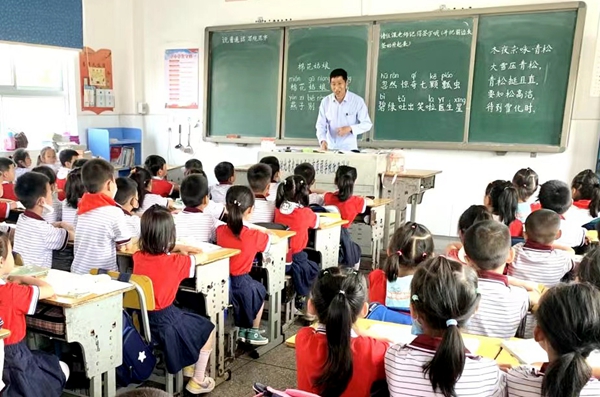 房縣青峰鎮中心幼兒園：探秘小學 筑夢成長