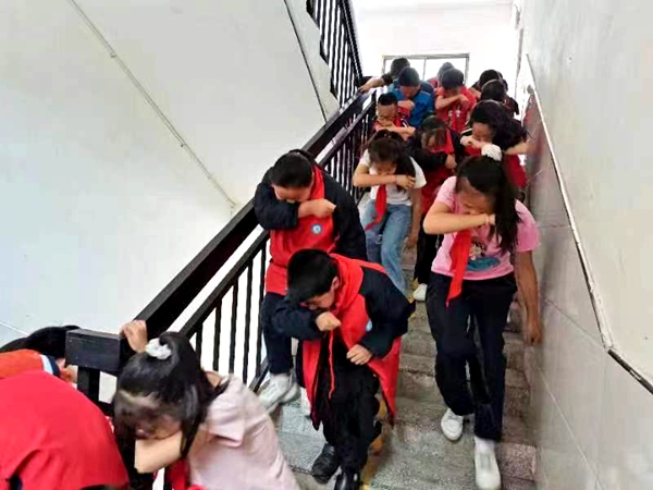 沙河鄉明德小學開展消防緊急疏散演練活動