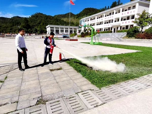 沙河初中舉行“消防應急疏散”演練活動