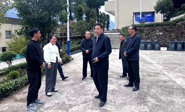 縣教育局調研指導九道學校工作