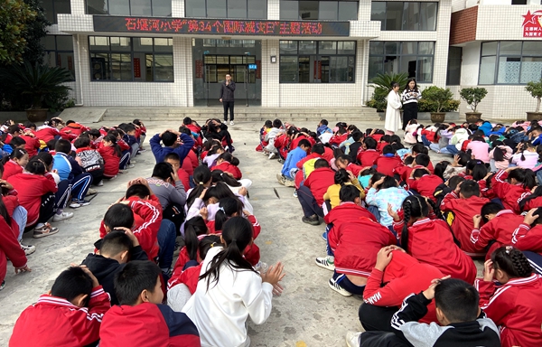 房縣白鶴鎮石堰河小學開展“防災減災”地震逃生演練