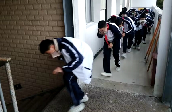 沙河初中開展宿舍消防應急疏散演練