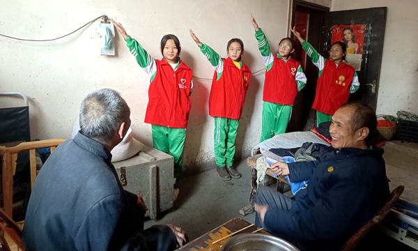 城關鎮八一希望小學：愛滿重陽  孝潤童心