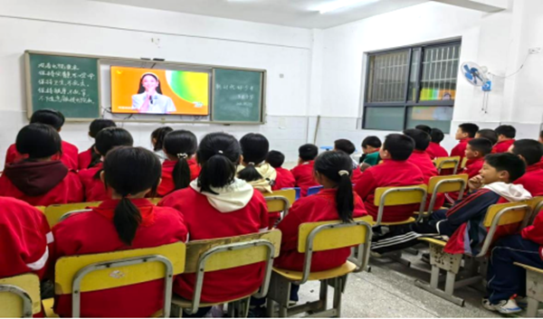 房縣：中小學生觀看2023年全國“新時代好少年”先進事跡發布儀式