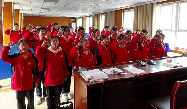 城關四中舉行新團員入團儀式