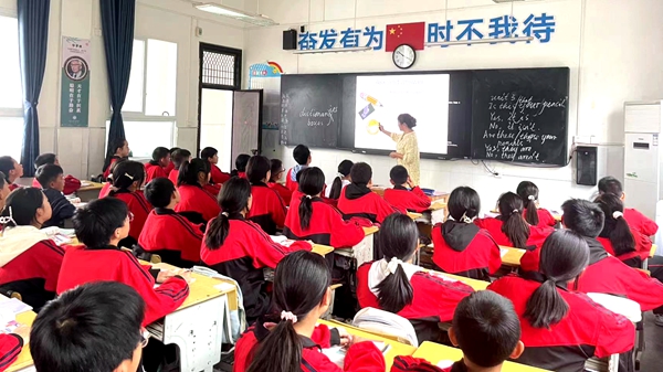 青峰初中教聯體：攜手促發展 共進為教育