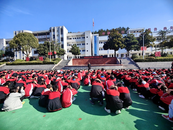 青峰初中舉行防震減災應急疏散演練