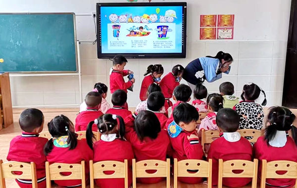 房縣青峰鎮中心幼兒園：演練筑防線，防范于未“燃”