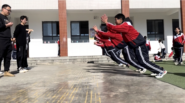 房縣白鶴鎮石堰河小學激情冬日運動點燃夢想