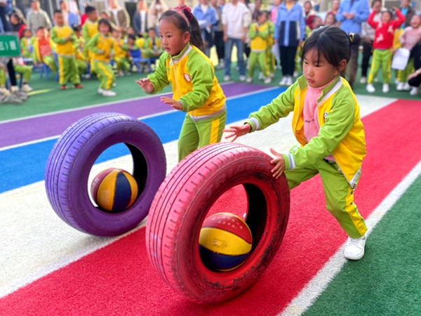 房縣青峰鎮中心幼兒園：大手拉小手，快樂做運動