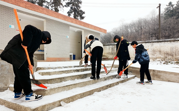 沙河初中師生攜手掃雪除冰戰寒冬
