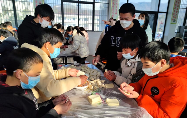 沙河初中開展“巧手包餃子 溫情暖寒冬”勞動實踐活動