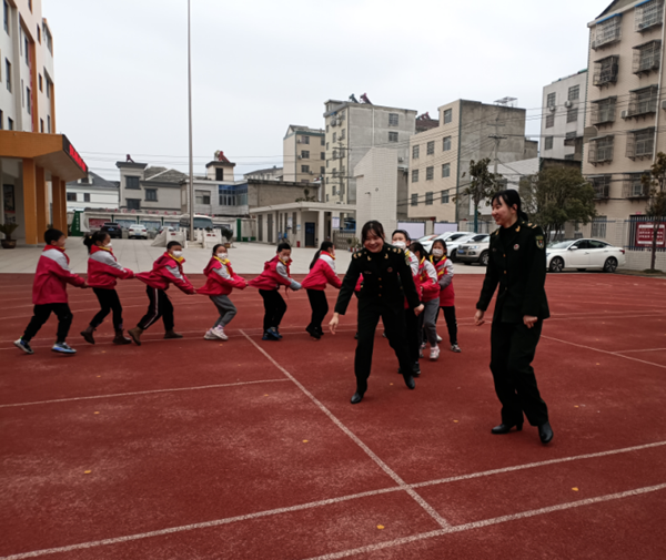 城關鎮八一希望小學：軍地攜手聯誼深 共育擁軍愛國情