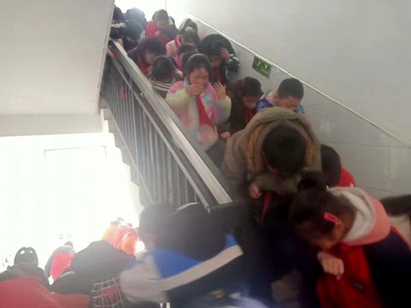 房縣沙河鄉明德小學：消防演練促技能 牢固安全“防火墻”