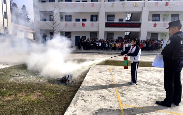 沙河初中 消防演練，防患于未“燃”