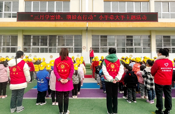 三月學雷鋒 萌娃在行動—青峰鎮中心幼兒園小手拉大手主題活動