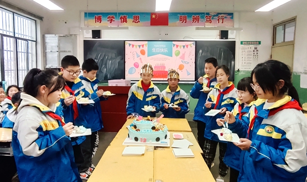 城關鎮八一希望小學：留守不孤單 生日愛相伴