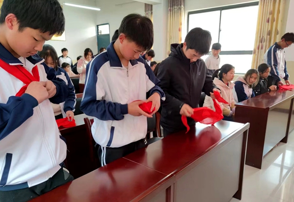 告別紅領巾 奮斗正青春