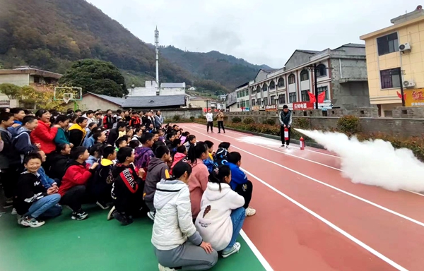 房縣九道初中舉行消防應急疏散演練暨消防知識宣傳活動