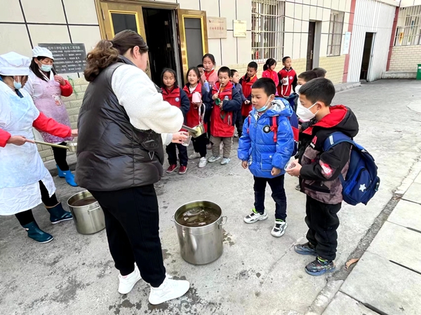 沙河鄉明德小學為全校師生免費熬制“防疫湯”