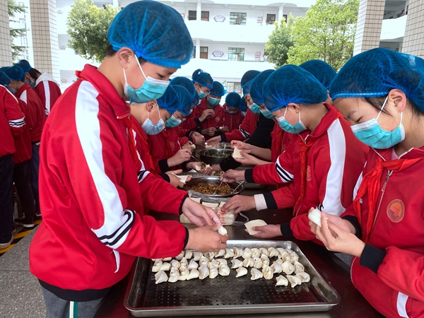 城關鎮八一希望小學：我參與  我“餃”傲